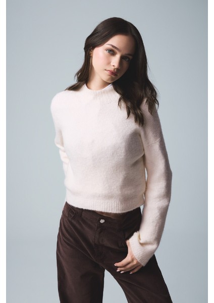 Regular Fit Bisiklet Yaka Dikişsiz Basic Düz Triko Kazak modelleri