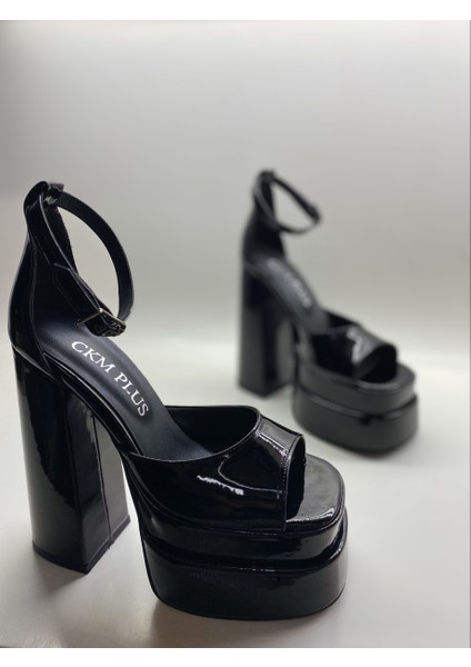 Siyah Rugan Bilekten Bağlamalı Çift Platform Topuklu Sandalet