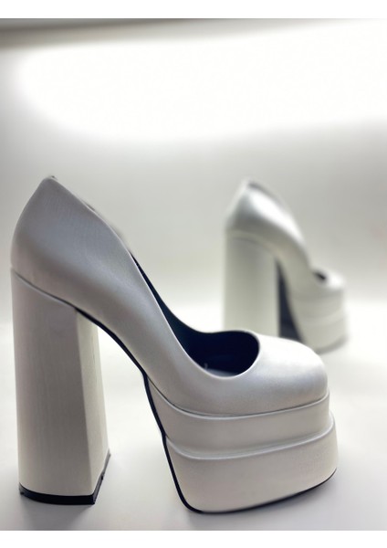 Beyaz Saten Kapalı Burun Çift Platform Topuklu Sandalet