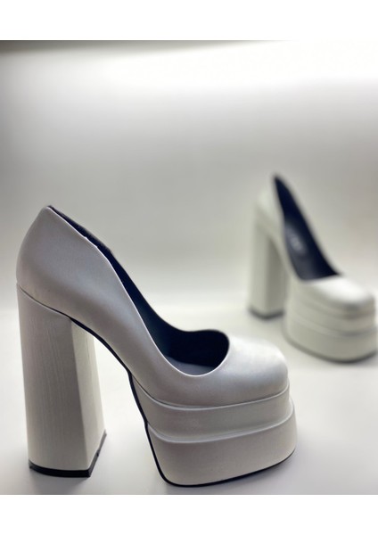 Beyaz Saten Kapalı Burun Çift Platform Topuklu Sandalet fiyatları