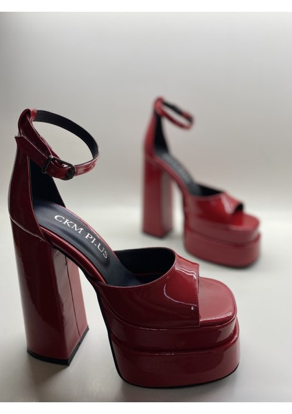 Kırmızı Rugan Bilekten Bağlamalı Çift Platform Topuklu Sandalet