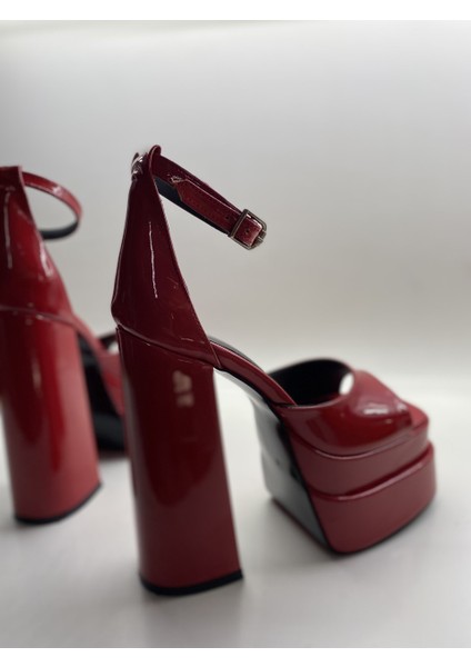 Kırmızı Rugan Bilekten Bağlamalı Çift Platform Topuklu Sandalet fiyatları