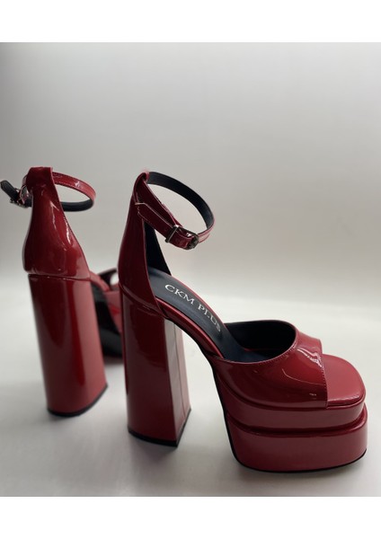 Kırmızı Rugan Bilekten Bağlamalı Çift Platform Topuklu Sandalet modelleri