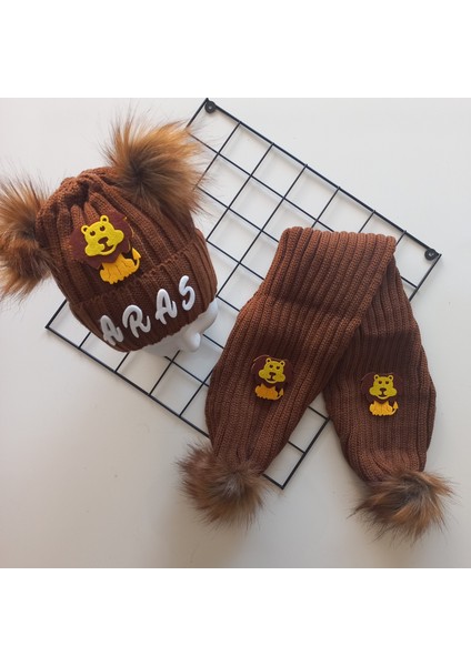 Bebek Erkek Çocuk Isimli Kişiye Özel Taba Kahverengi Aslan Çift Ponponlu Atkı Bere Takımı