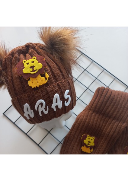 Bebek Erkek Çocuk Isimli Kişiye Özel Taba Kahverengi Aslan Çift Ponponlu Atkı Bere Takımı fiyatları