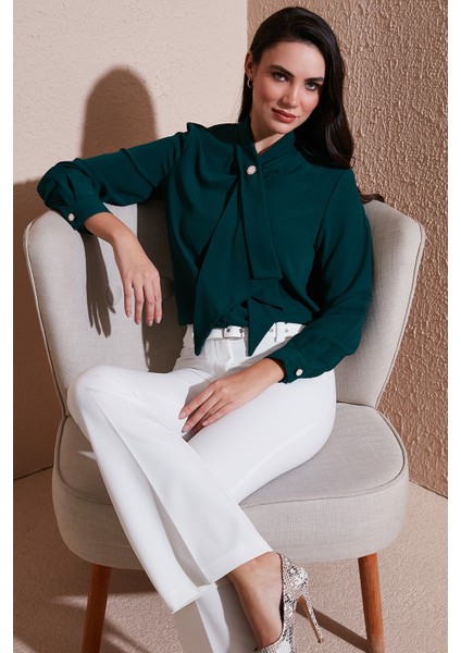 Standart Fit Taşlı Düğmeli Fularlı Yaka Uzun Kollu Gömlek Kadın Gömlek 611GO00333