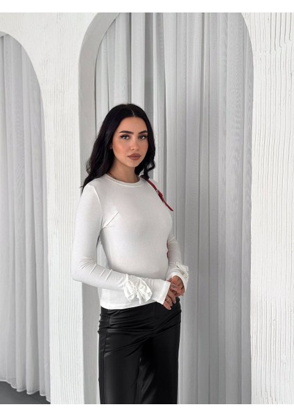 Kol Parmak Geçirmeli Gül Detaylı Uzun Kollu T-Shirt