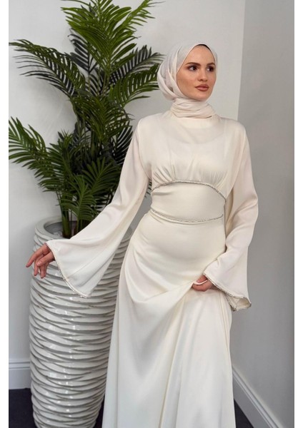 Vlasi Kolu ve Beli Baget Taşlı Saten Abiye Beyaz modelleri