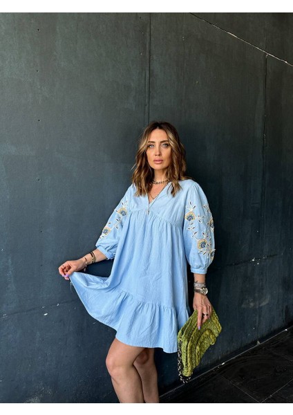 Kol Nakışlı Mavi Keten Elbise