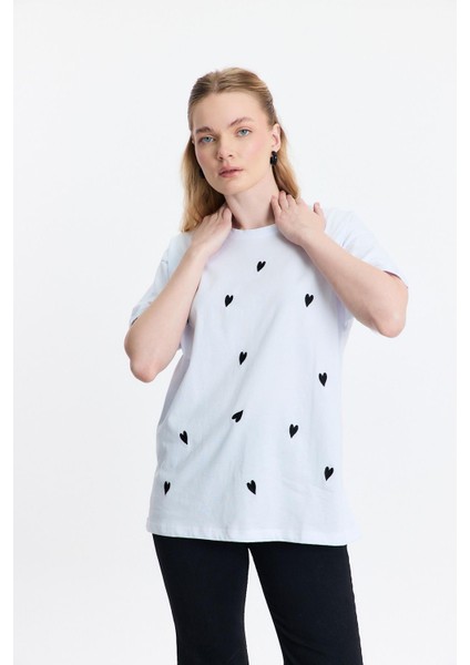 2150-11 Kalp Nakışlı Bisiklet Yaka Tişört Beyaz