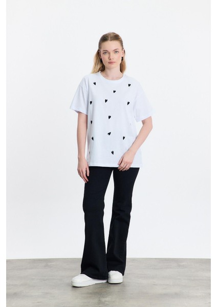 2150-11 Kalp Nakışlı Bisiklet Yaka Tişört Beyaz fiyatları