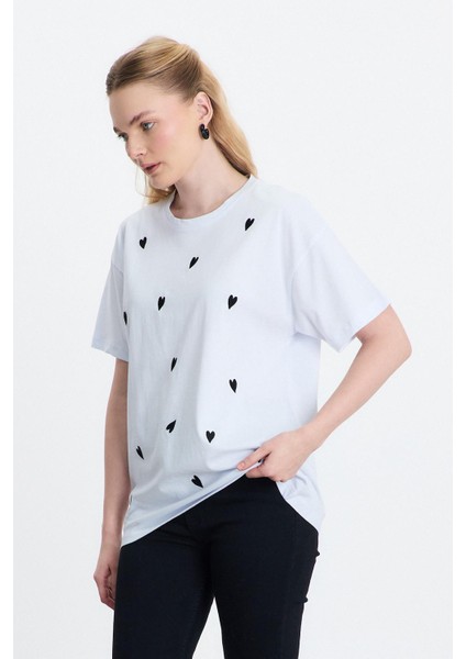 2150-11 Kalp Nakışlı Bisiklet Yaka Tişört Beyaz modelleri