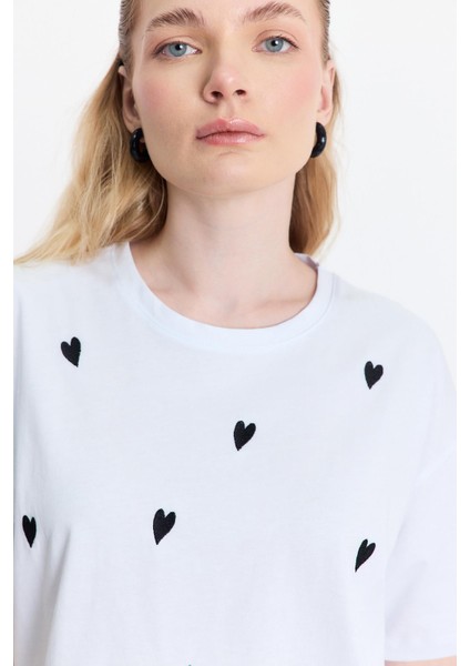 2150-11 Kalp Nakışlı Bisiklet Yaka Tişört Beyaz fırsatları