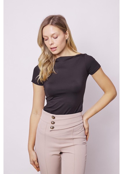 Kadın Kayık Yaka Büzgü Detaylı Hafif Parlak Likralı Tok Kumaş Kısa Kol Bluz Body-Siyah