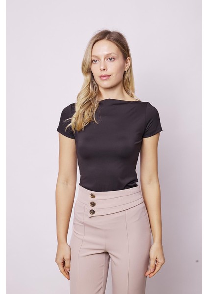 Kadın Kayık Yaka Büzgü Detaylı Hafif Parlak Likralı Tok Kumaş Kısa Kol Bluz Body-Siyah fiyatları