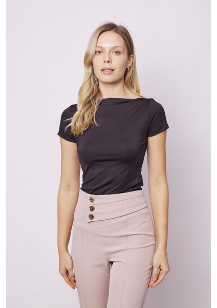 Kadın Kayık Yaka Büzgü Detaylı Hafif Parlak Likralı Tok Kumaş Kısa Kol Bluz Body-Siyah modelleri