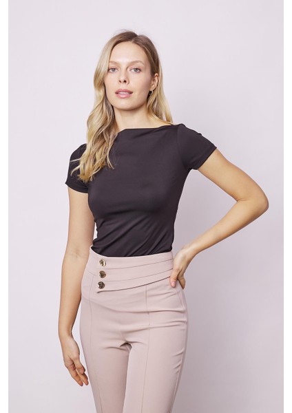 Kadın Kayık Yaka Büzgü Detaylı Hafif Parlak Likralı Tok Kumaş Kısa Kol Bluz Body-Siyah fırsatları