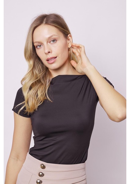 Kadın Kayık Yaka Büzgü Detaylı Hafif Parlak Likralı Tok Kumaş Kısa Kol Bluz Body-Siyah indirimleri