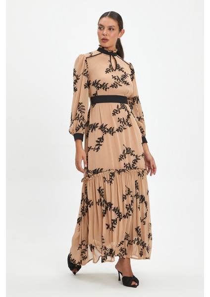 Kadın Nakış Detaylı Uzun Elbise - Şifon Kumaş, Fırfırlı Yaka ve Katlı Etek Tasarımı ile Zarif ve Özel Günler Için Ideal