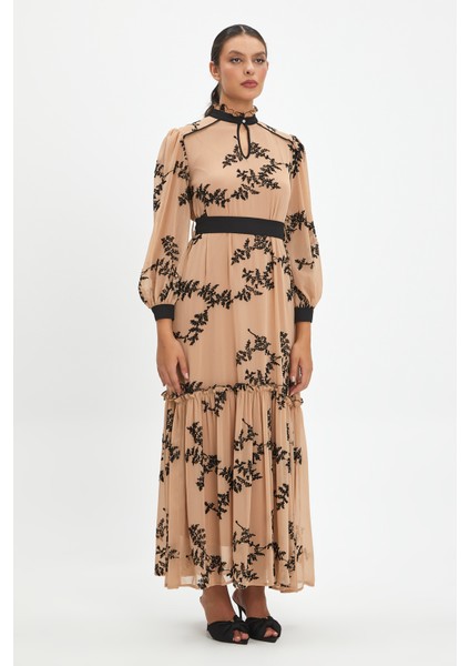 Kadın Nakış Detaylı Uzun Elbise - Şifon Kumaş, Fırfırlı Yaka ve Katlı Etek Tasarımı ile Zarif ve Özel Günler Için Ideal fiyatları