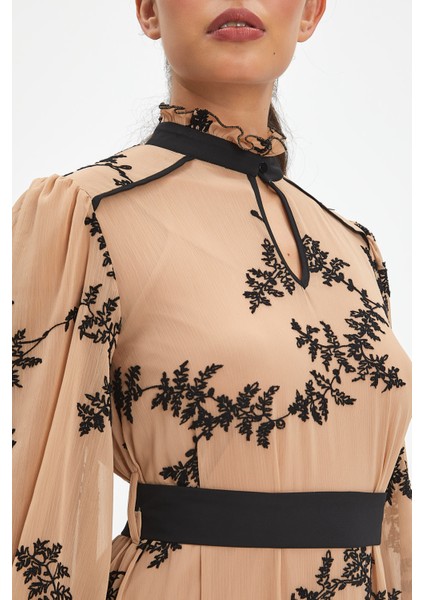 Kadın Nakış Detaylı Uzun Elbise - Şifon Kumaş, Fırfırlı Yaka ve Katlı Etek Tasarımı ile Zarif ve Özel Günler Için Ideal modelleri