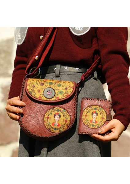 Frida Figürlü Tasarımlı Capraz Örgulu Kol Cantası Bordo ve Cuzdan Bordo Kombin