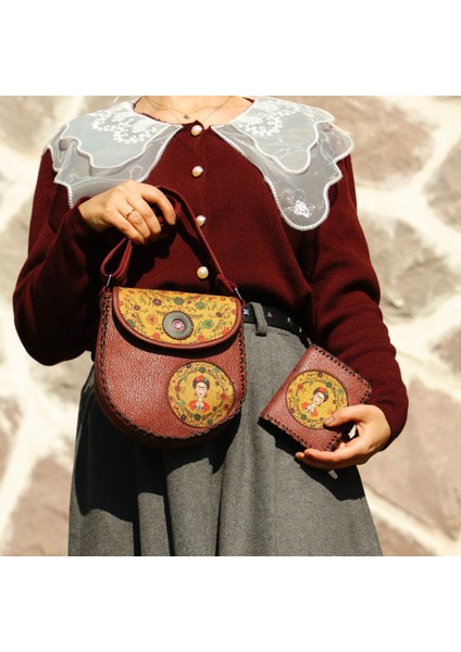 Frida Figürlü Tasarımlı Capraz Örgulu Kol Cantası Bordo ve Cuzdan Bordo Kombin fiyatları