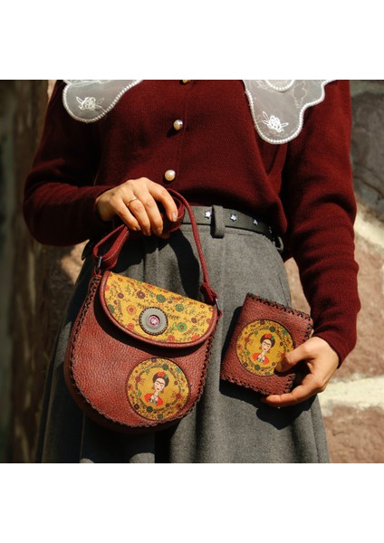 Frida Figürlü Tasarımlı Capraz Örgulu Kol Cantası Bordo ve Cuzdan Bordo Kombin modelleri