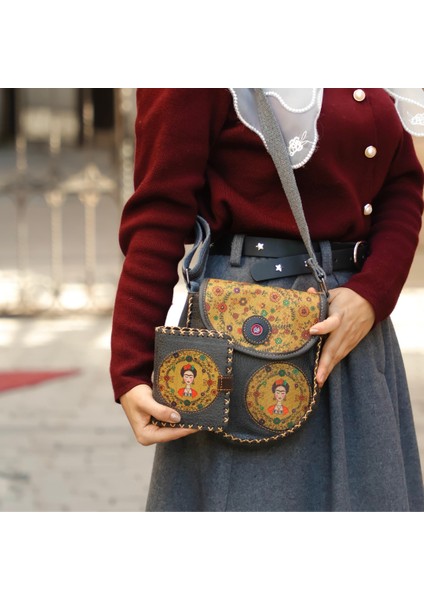 Frida Figürlü Tasarımlı Capraz Örgulu Kol Cantası Antrasit ve Cuzdan Antrasit Kombin