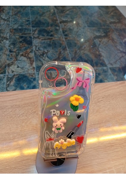 iPhone 15 Uyumlu Angele Kabartma Figürlü Kapak Hologram Kılıf