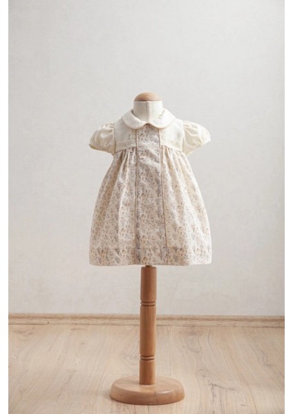 Kız Bebek Bej Elbise – Çiçek Desenli ve Şık Yaka Detaylı Tasarım!
