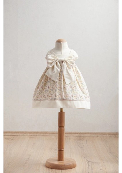 Kız Bebek Bej Elbise – Fiyonk Detaylı ve Çiçek Desenli Zarif Tasarım!