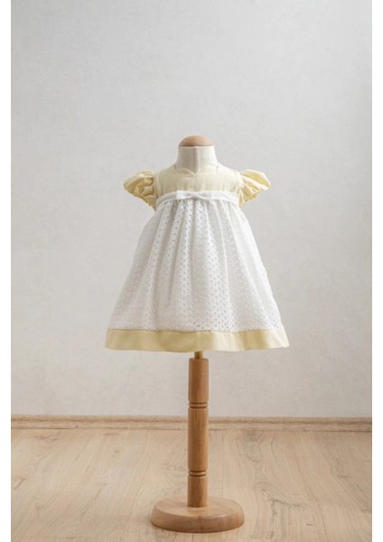 Kız Bebek Sarı Broderie Elbise – Fiyonklu ve Zarif Tasarım!