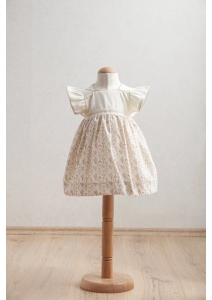 Kız Bebek Bej Elbise – Çiçek Desenli ve Fırfırlı Kol Şıklığı!