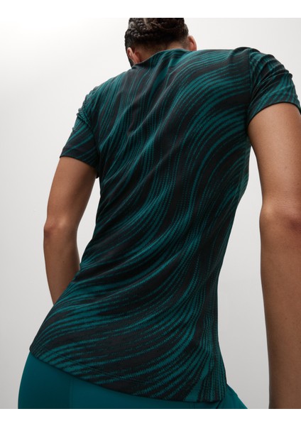 Desenli V-Yaka Fit Kesim T-Shirt