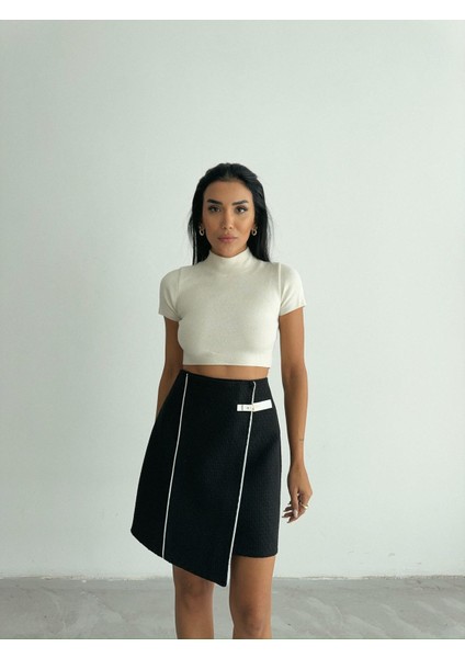 Asimetrik Biye Detaylı Kısa Etek Siyah
