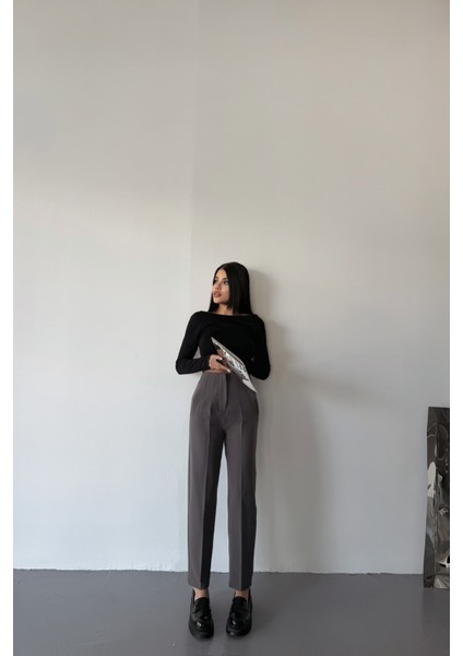 Gri Atlas Kumaş Pensli Pantolon