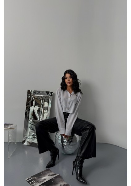 Beyaz Yaka ve Etiket Detaylı Beyaz Crop Gömlek modelleri