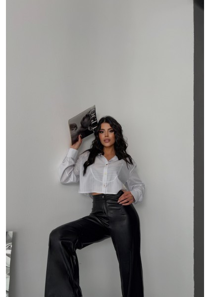 Beyaz Yaka ve Etiket Detaylı Beyaz Crop Gömlek fırsatları