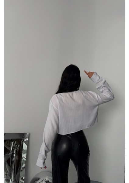 Beyaz Yaka ve Etiket Detaylı Beyaz Crop Gömlek indirimleri