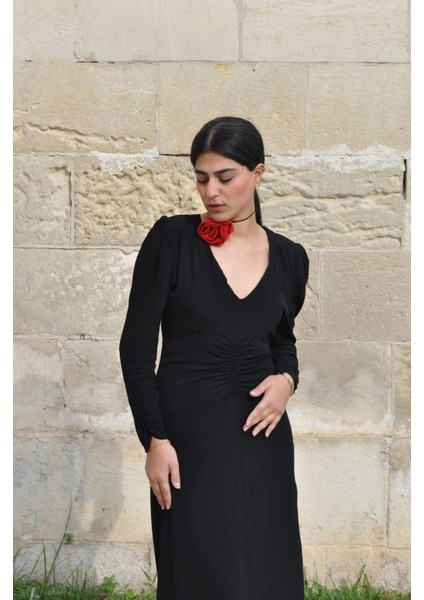 Sırt Detaylı Vatkalı Siyah Elbise