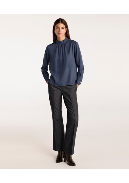 Büzgü Detaylı Dik Yakalı Bluz