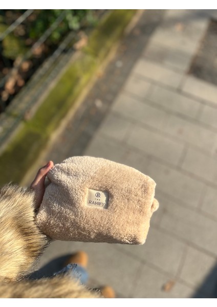 Bej Peluş Kürklü Büyük Boy Içi Kapitoneli Makyaj Çantası