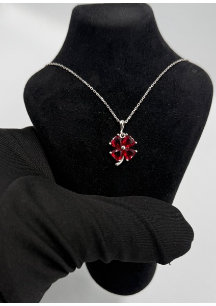 Zirkon Taşlı Rodyum Kaplamalı Kırmızı Yonca Gümüş Kolye