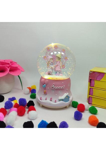 Sweet Dönme Dolap Önünde Aşıklar Işıklı Müzikli Püskürtmeli Kar Küresi - Pembe