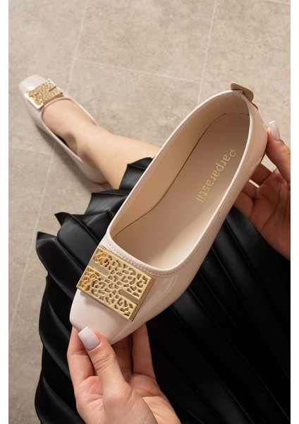 Atty Kadın Parlak Gold Kare Toka Detaylı Kare Burunlu Bej Rugan Babet