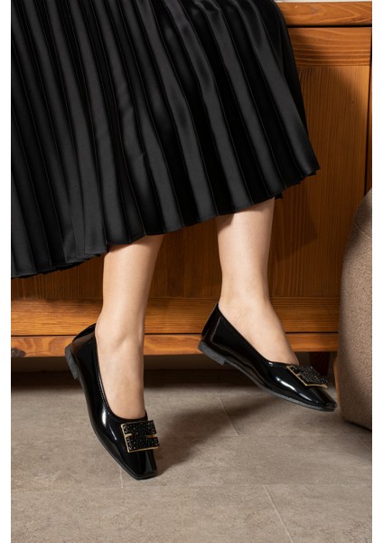 Atty Kadın Parlak Gold Kare Toka Detaylı Kare Burunlu Siyah Rugan Babet fiyatları