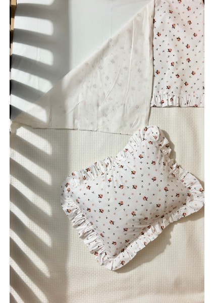 Bebek %100 Pamuk Çift Taraflı Pike ve Poplin Fırfırlı Nevresim Takımı _pike Hasır-Ekru/poplin Çiçek DESEN_100*150