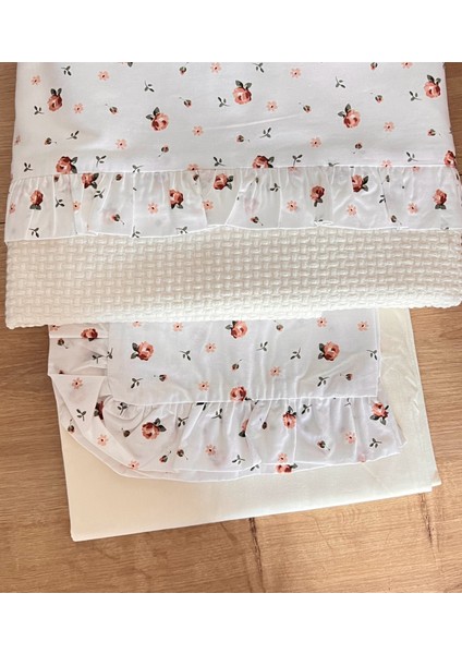 Bebek %100 Pamuk Çift Taraflı Pike ve Poplin Fırfırlı Nevresim Takımı _pike Hasır-Ekru/poplin Çiçek DESEN_100*150