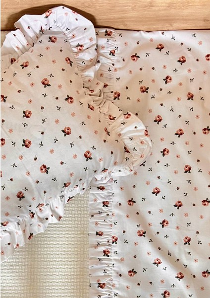 Bebek %100 Pamuk Çift Taraflı Pike ve Poplin Fırfırlı Nevresim Takımı _pike Hasır-Ekru/poplin Çiçek DESEN_100*150